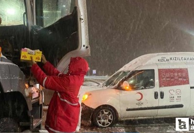 Kızılcahamam'da kar esareti yaşayanlara Kızılay'dan çay ikramı