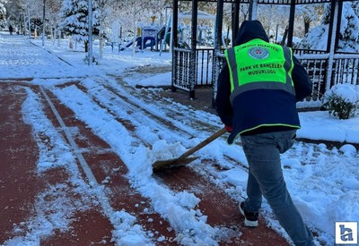 Etimesgut Belediyesi yollarda kar küreme çalışmaları yapıyor