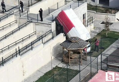 Sincan’da el freninin çekilmediği kargo aracı çocuk parkına düştü