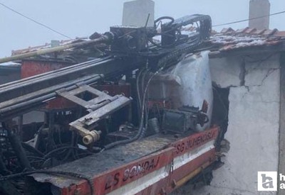 Ankara'da freni boşalan sondaj aracı eve çarparak durabildi