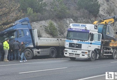 Kızılcahamam’da lastiği patlayan tır güçlükle durabildi