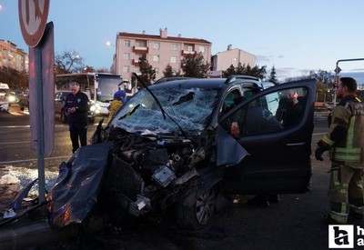 Polatlı’da ticari aracın okul servisine çarptığı kazada 1'i ağır 9 yaralı
