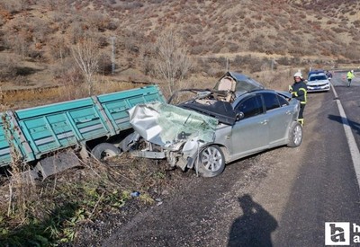 Çorum'da kamyon ve otomobilin çarpıştığı kazada 2 kişi hayatını kaybetti
