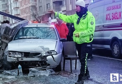 Ankara'da otobüs durağına giren otomobil 3 kişiyi yaraladı