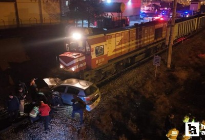 Kırıkkale'de trenin önünde kalan otomobil hurdaya döndü