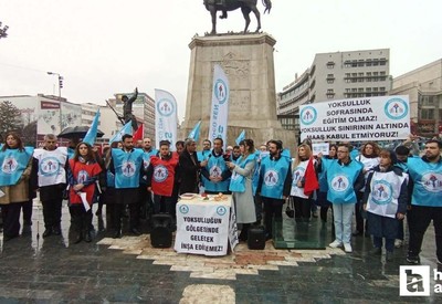 Öğretmenler Ankara Ulus Meydanı'nda yapılan eylemde maaş bordrolarını yaktılar