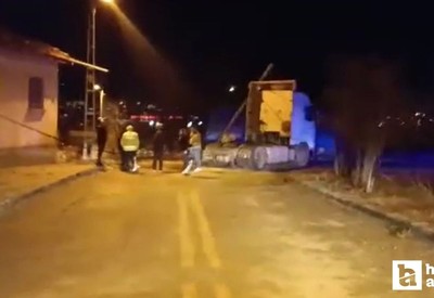 Ankara Elmadağ'da tırın üzerine telefon direği devrildi