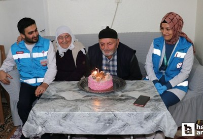 Yozgat evde sağlık ekipleri hastalarının doğum gününü ilk kez kutlayan oldu