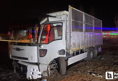 Çorum'da kamyon önce karşı şeride geçti! Sonra tarlaya uçtu!