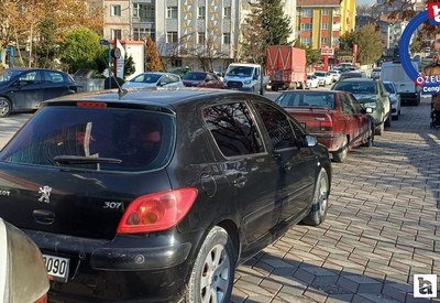 Etimesgut'ta kaldırımlar otopark oldu: yayalar gidecek yol bulamıyor