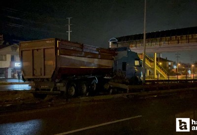 Bolu'da sürücüsünün kontrolünden çıkan tır bariyerleri kırıp savruldu