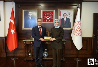 Bakan Göktaş, ünlülerin çocuklar için kazandığı ödeneği teslim aldı