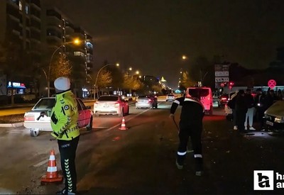 Çorum'da iki otomobil kafa kafaya çarpıştı!