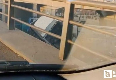 Yenimahalle'de kontrolden çıkan tır köprü duvarına çarptı