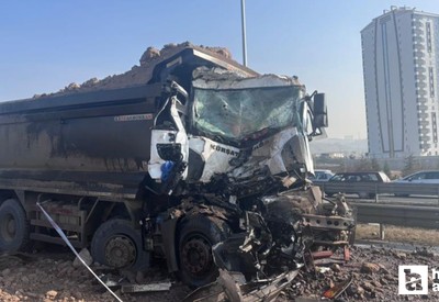 Ankara'da hafriyat kamyonu akaryakıt yüklü tıra çarptı, litrelerce mazot yere döküldü
