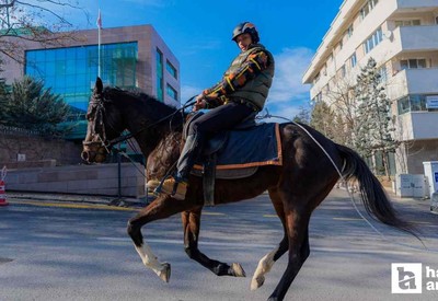 Ankara trafiğine atıyla çıktı: Zeyno Başkent sokaklarında