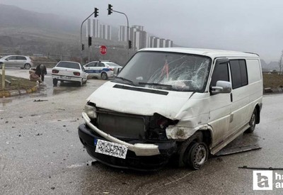 Kırıkkale'de otomobil ile minibüsün çarpıştığı kazada 3 kişi yaralandı