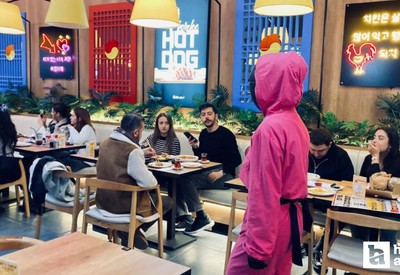 Ankara'daki Kore restoranında servisi "Squid Game" dizisinin karakterleri yapıyor