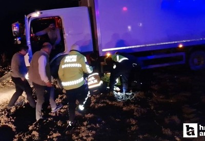 Çorum'da kaza içinde kaza! Kaza sonrası güvenlik önlemi alan trafik polisine kamyon çarptı!
