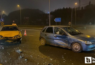 Bolu'da iki otomobil çarpıştı üç kişi yaralandı!