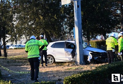 Çankaya'da direğe çarpan otomobil sürücüsü hayatını kaybetti