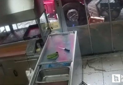 Sincan'da TIR tavuk dükkanına girdi