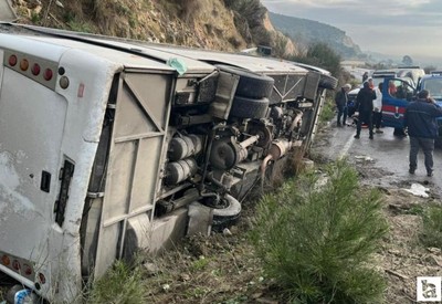 Aydın’dan İzmir’e giden tur minibüsü devrildi: 23 kişi yaralandı