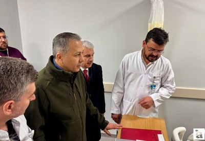 Bakan Yerlikaya Konya'daki enkazdan yaralı olarak çıkarılan 3 kişiyi ziyaret etti