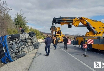 Eskişehir'de şarampole devrilen akaryakıt yüklü tırda sürücü hayatını kaybetti