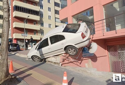 Çorum'da rampadan kayan araç merdivende asılı kaldı