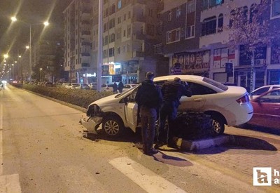 Çorum'da alkollü sürücü orta refüje çıkıp yaralandı