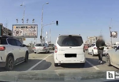 Ankara'da bir sürücü trafikte tartıştığı kişinin aracına beyzbol sopasıyla zarar verdi