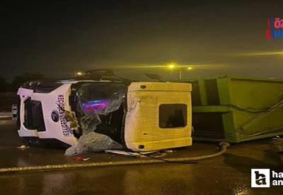 Keçiören Belediyesi'nin temizlik aracı kayganlaşan yolda devrildi