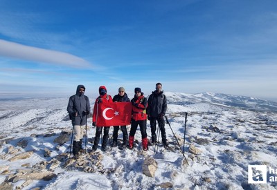 Kındam Dağı'nda Türk bayrağı dalgalandı! Kırşehirli dağcılar zirveye tırmandı