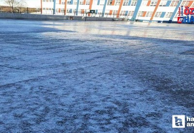 Çankaya'da okul bahçesi buz pistine döndü, veliler bahçeyi tuzladı