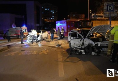 Kırıkkale'de kazada hurdaya dönen 2 otomobilden 3 yaralı çıkarıldı