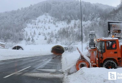 TEM Otoyolu Ankara istikametinde kayan otomobil bariyerlere çarptı