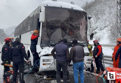 Bolu Dağı Tüneli mevkisi Ankara istikametinde yolcu otobüsü TIR'a çarptı