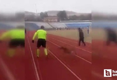 Ankara Beypazarı’nda maçta sahaya giren köpeği yan hakem bayrak sallayarak çıkardı