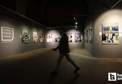 Otuz yıldır biriktirdiği mizah kültürünü yansıtan illüstrasyon koleksiyonunu Ankara'da sergiliyor