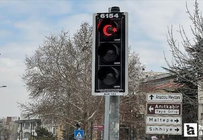 Anıtkabir' çevresinde görsel şölen: Trafik ışıklarına ay-yıldız görseli yansıtıldı