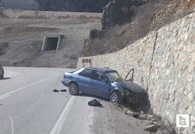 Çorum'da trafik kazası: Araç istinat duvarına çarparak durdu