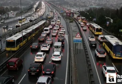 Sivas'ta trafik polisleri kadın sürücüyü durdurdu: Hediye verdiler