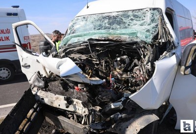 Nevşehir'de minibüs tıra  çarptı: 1 ölü, 1 yaralı