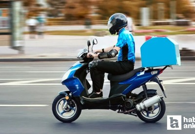 ABB, iftar vaktinde trafikte kalanlara kumanya ulaştırıyor