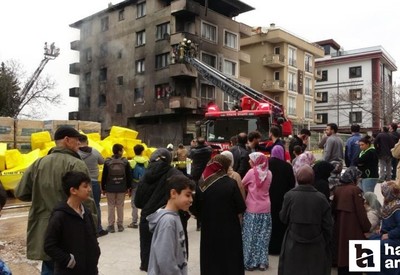 Pendik'te inşaat depolama alanında yangın: Alevler 4 katlı binaya sıçradı