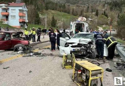 Kastamonu'da iki otomobil çarpıştı: 3 ölü, 4 yaralı