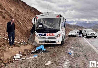 Erzurum'da servis midibüsü yamaca çarptı: Ölü ve yaralılar var