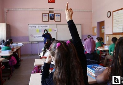 Bugün (pazartesi) okullar 3  ders mi?