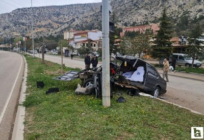 Ankara Nallıhan'da akıl almaz kaza: Tofaş araç ikiye bölündü